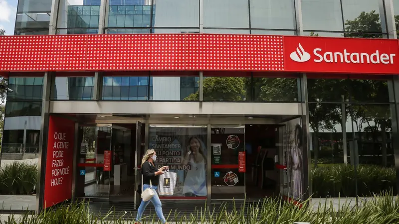 Santander Brasil tem lucro abaixo do esperado no 2º tri com provisões elevadas