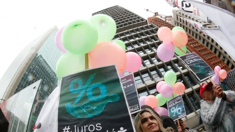 Juro médio das famílias sobe a 64% ao ano em junho, maior nível em quase 10 anos