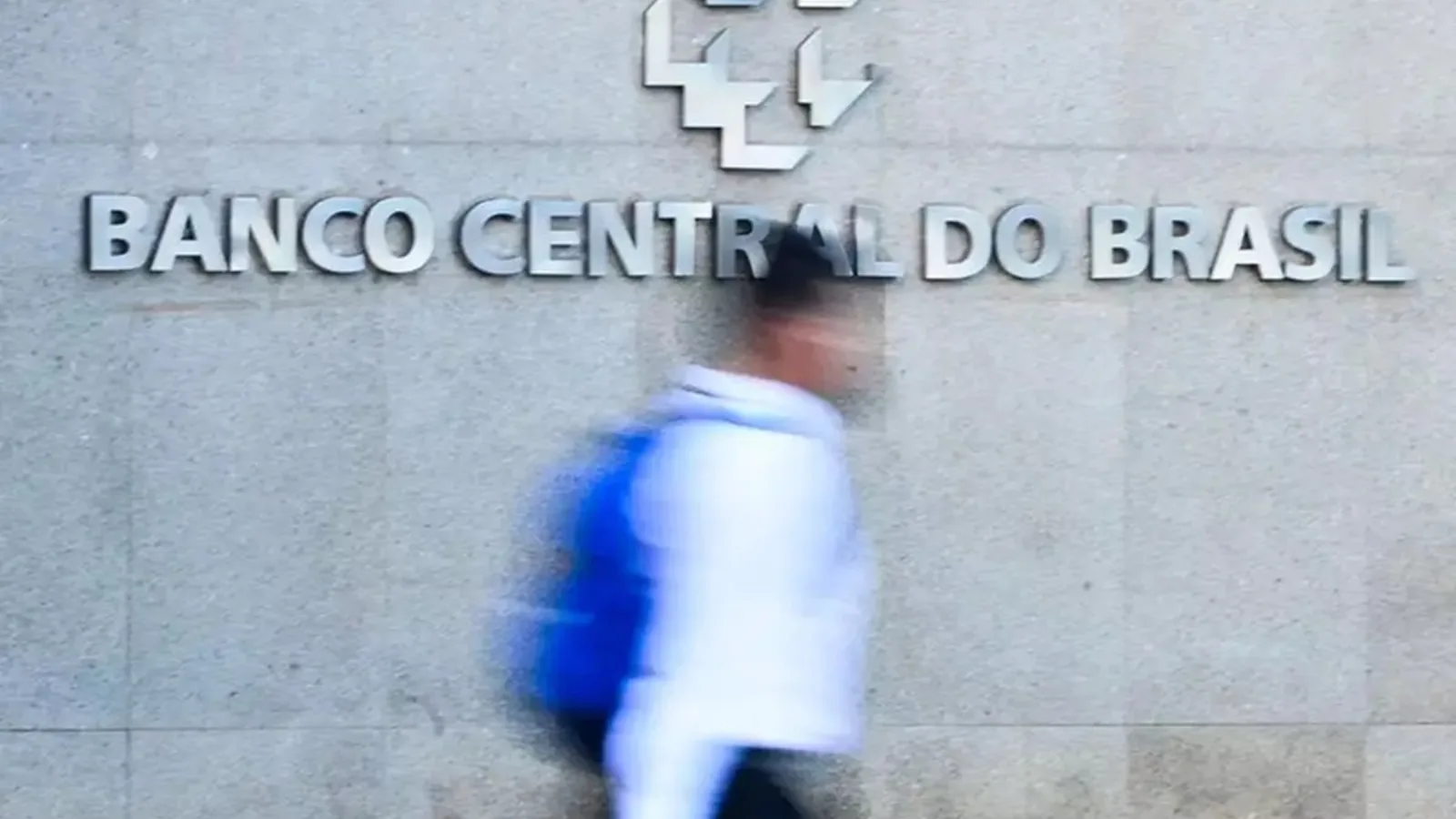 Juros das famílias seguem elevados e chegam a 64% ao ano, diz BC