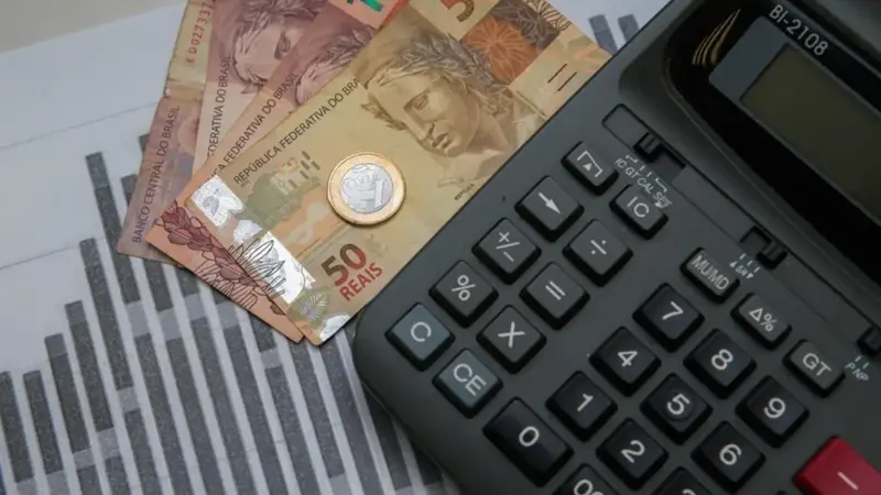 Focus: mercado reduz projeção da Selic para 13,75% em 2026